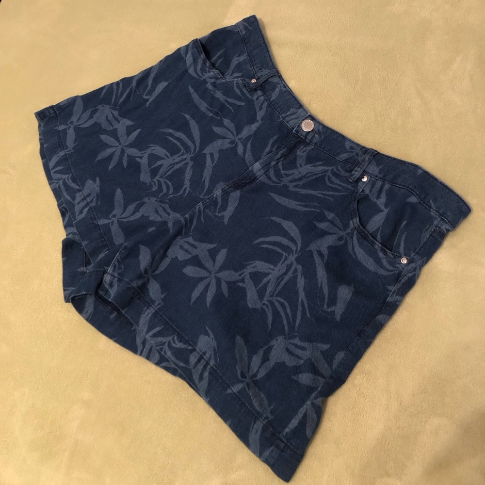 Lane Bryant shorts denim jeans blue leaf pattern mid rise belt loops Plus 22